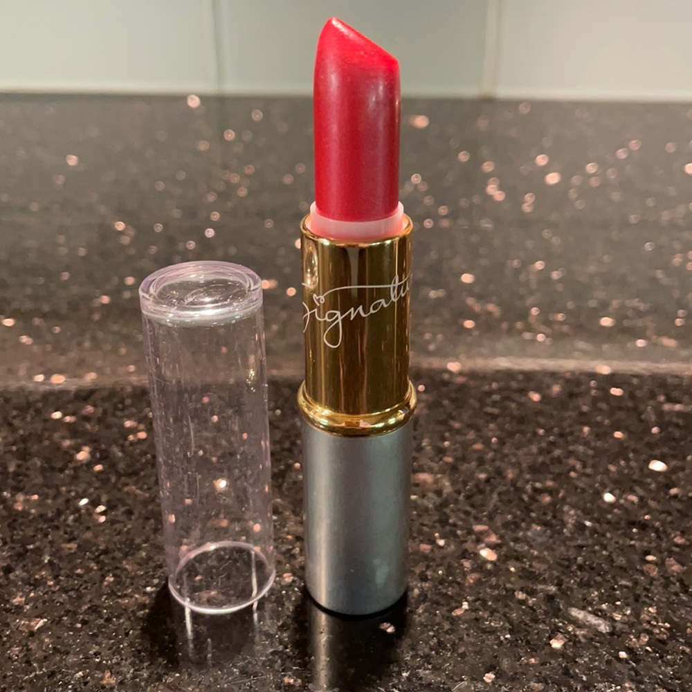 Mary Kay signature cream lipstick in pink Daisy.